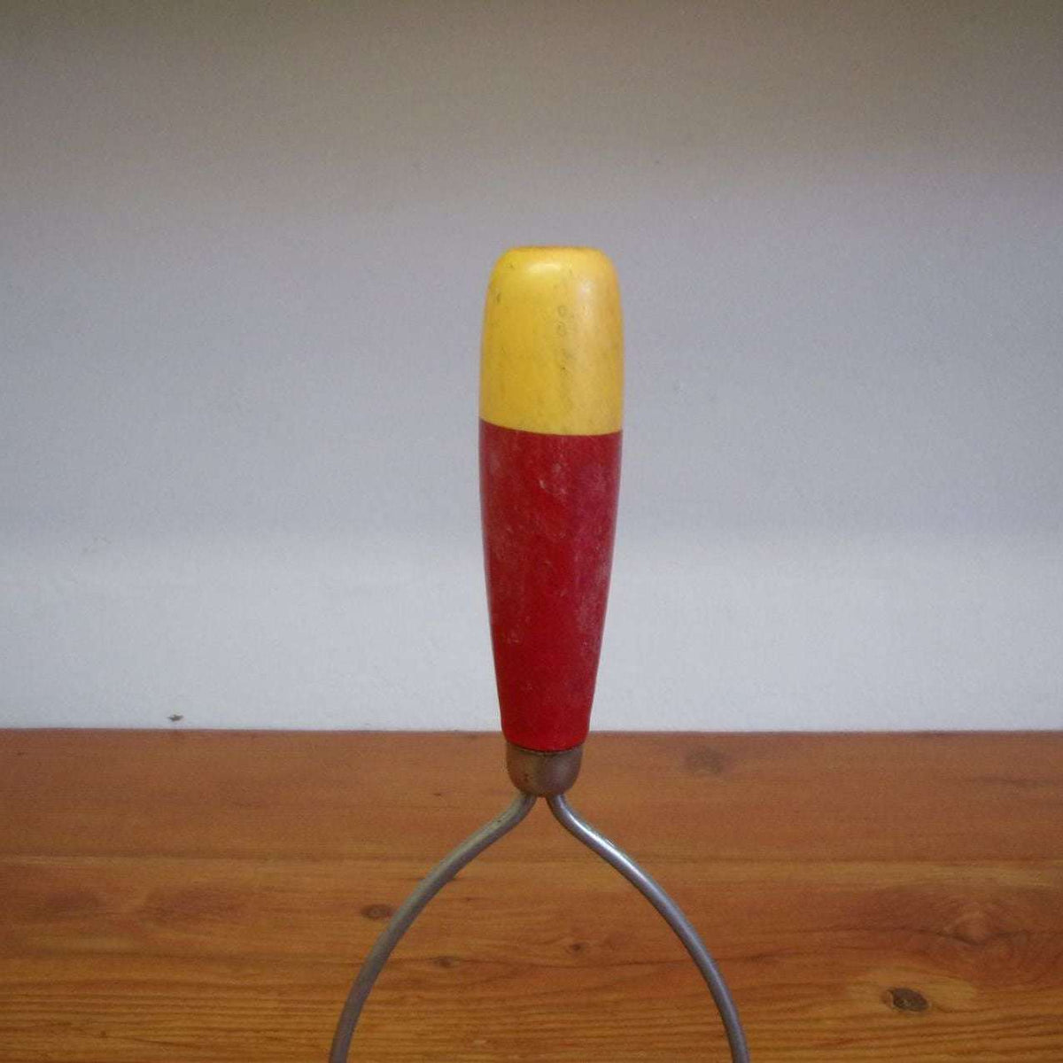 http://maandpasattic.com/cdn/shop/files/antique-vintage-potato-masher-with-red-with-white-handle-kitchen-tools-gadgets-ma-and-pas-attic-32293014_1200x1200.jpg?v=1683068943
