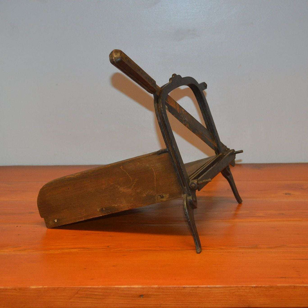 http://maandpasattic.com/cdn/shop/products/antique-bread-slicer-cutter-primitive-country-farmhouse-30777561_1200x1200.jpg?v=1644980115