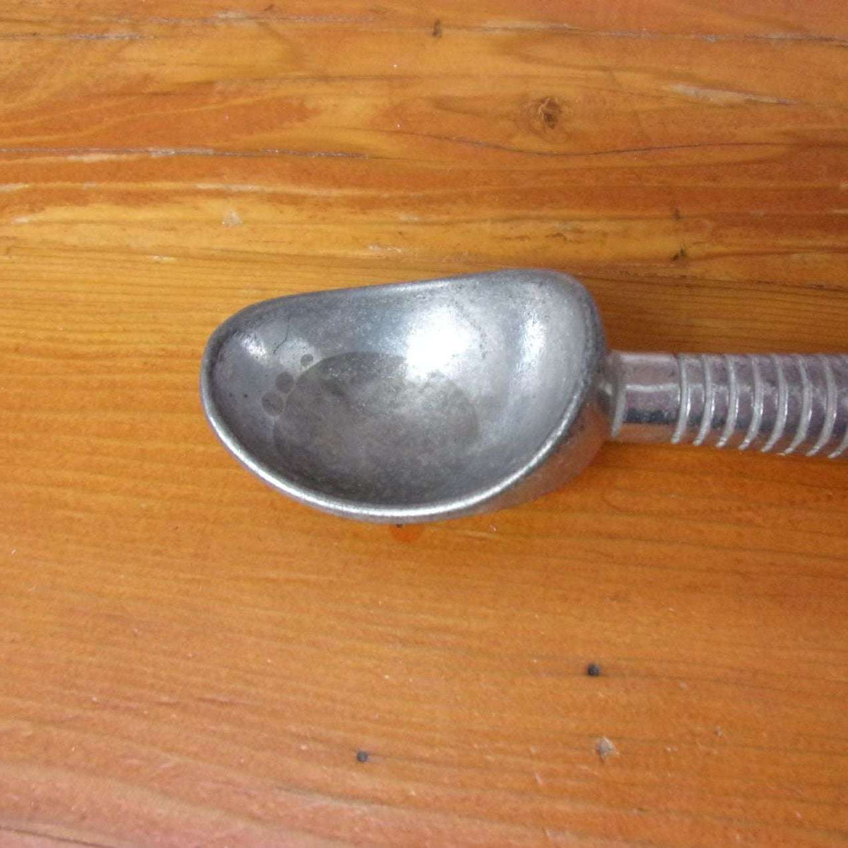 http://maandpasattic.com/cdn/shop/products/vintage-ice-cream-scoop-with-ribbed-handle-kitchen-tool-kitchen-gadget-metal-scoops-ma-and-pas-attic-31901214_1200x1200.jpg?v=1673649983