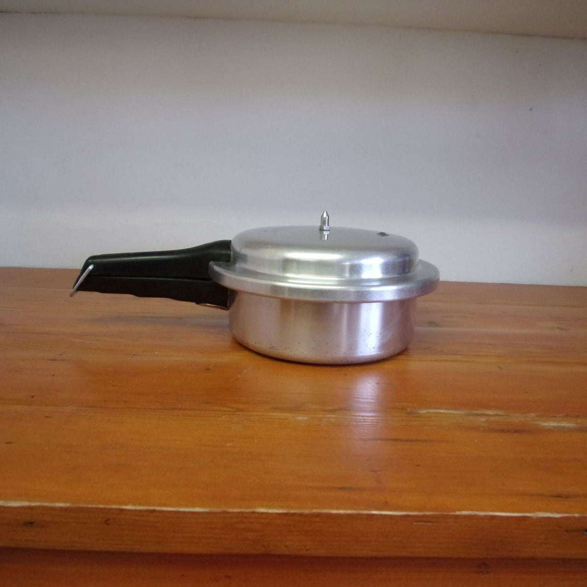 http://maandpasattic.com/cdn/shop/products/vintage-mirro-matic-pressure-cooker-2-12-quart-aluminum-cookware-ma-and-pas-attic-31938819_1200x1200.jpg?v=1675459622