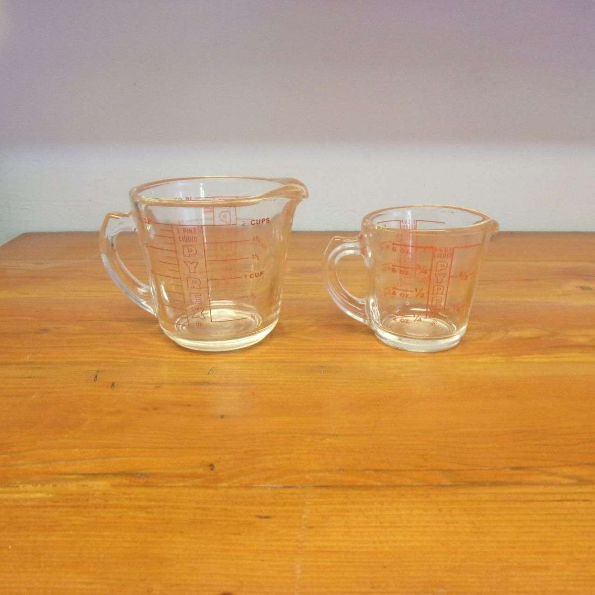 VTG. PYREX - 2 CUP 1 PT 16 OZ 500 ML - GLASS MEASURING CUP RED LETTERS #516  - Lil Dusty Online Auctions - All Estate Services, LLC