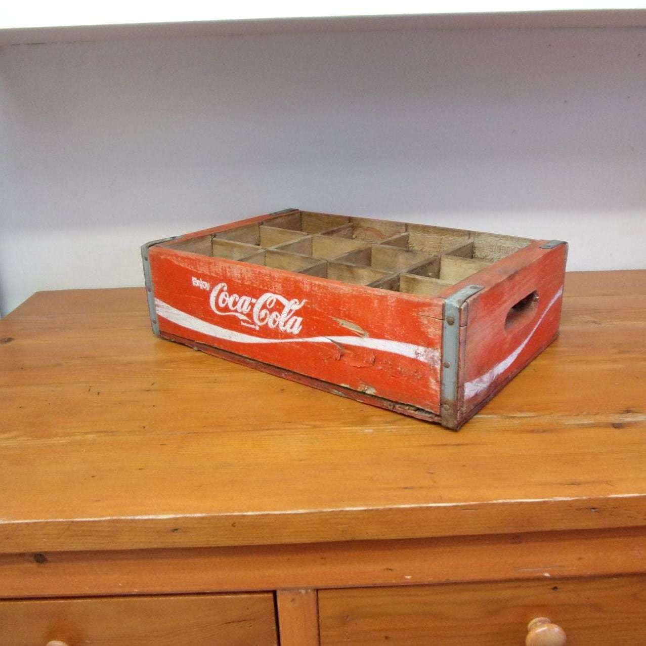 Coca-Cola 木製 ウッドクレート 赤　ヴィンテージ Vintage Coca Cola Wood Crate Red and White – Ma and Pa's Attic ®
