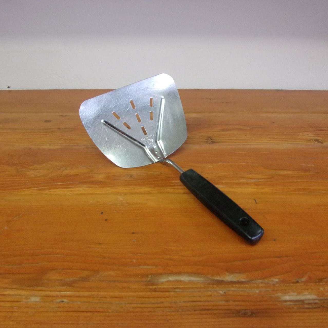 https://maandpasattic.com/cdn/shop/products/vintage-foley-flipper-lifter-spatula-kitchen-tool-gadget-ma-and-pas-attic-31994519_1024x1024@2x.jpg?v=1677630332