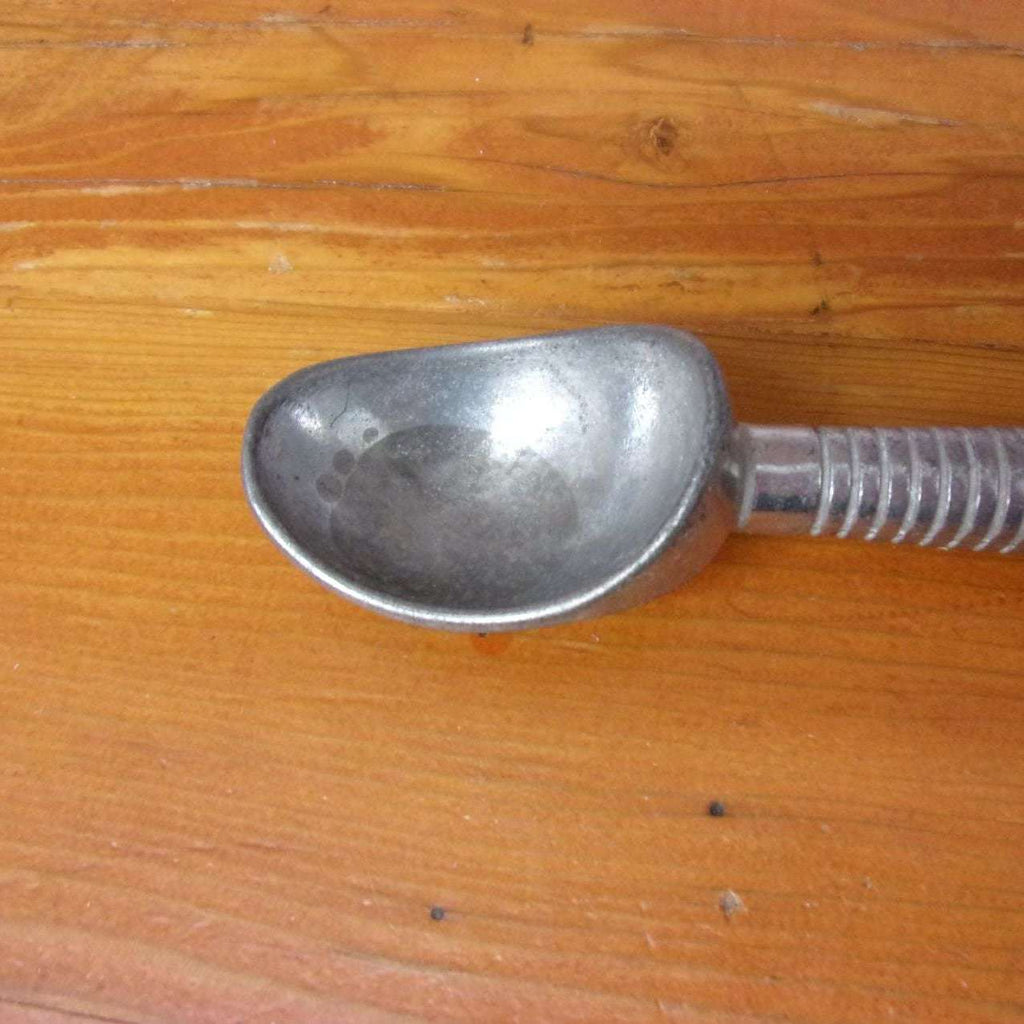 https://maandpasattic.com/cdn/shop/products/vintage-ice-cream-scoop-with-ribbed-handle-kitchen-tool-kitchen-gadget-metal-scoops-ma-and-pas-attic-31901214_1024x1024.jpg?v=1673649983