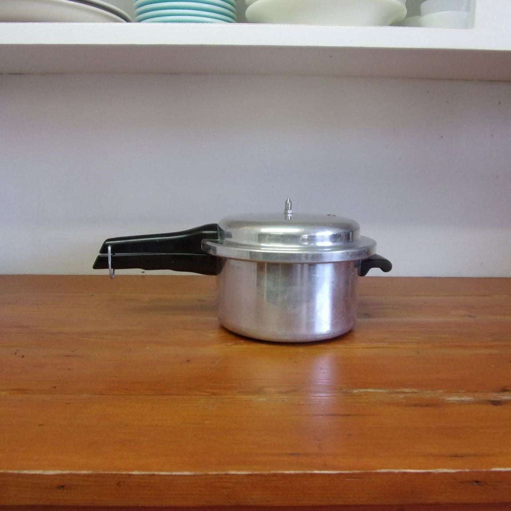 https://maandpasattic.com/cdn/shop/products/vintage-mirro-matic-pressure-cooker-4-quart-aluminum-cookware-ma-and-pas-attic-31938830_1024x1024.jpg?v=1675460090