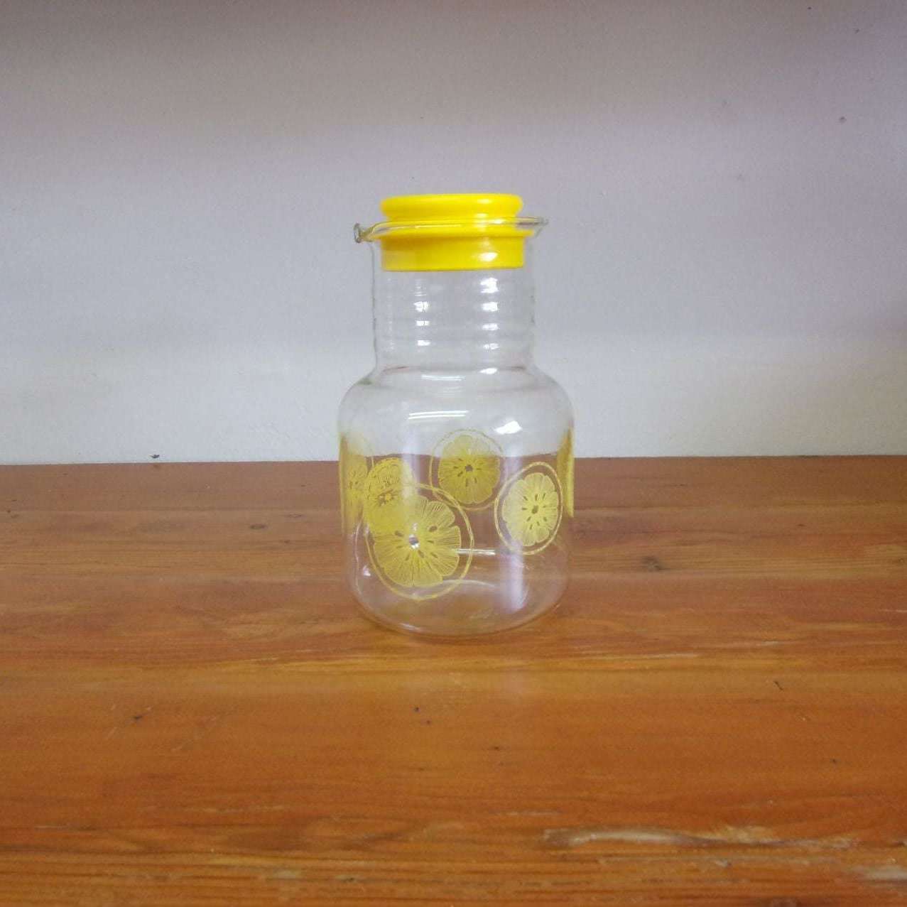 https://maandpasattic.com/cdn/shop/products/vintage-pyrex-juice-carafe-with-lemon-print-vintage-pyrex-yellow-pyrex-ma-and-pas-attic-31382094_1024x1024@2x.jpg?v=1660771876
