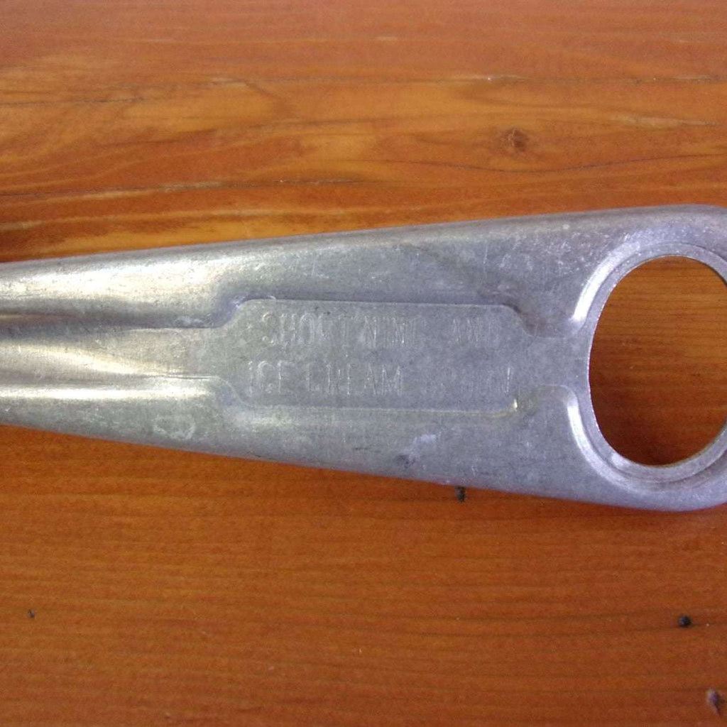 Sold at Auction: Wagner Aluminum Lard Spade, Flat Spoon & Solid Ice Cream  Scoop